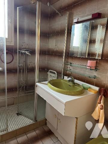 Maison avec jardin et garage.