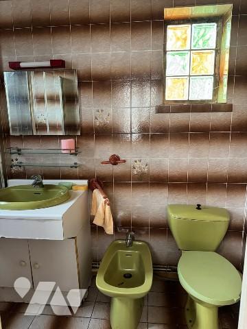 Maison avec jardin et garage.