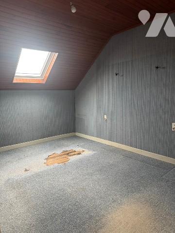 Maison avec jardin et garage.