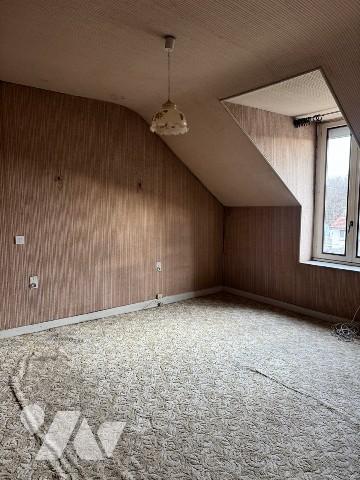 Maison avec jardin et garage.