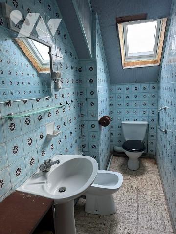 Maison avec jardin et garage.