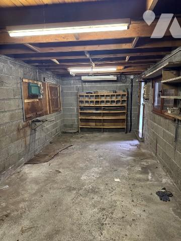 Maison avec jardin et garage.