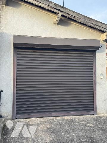 Maison avec jardin et garage.