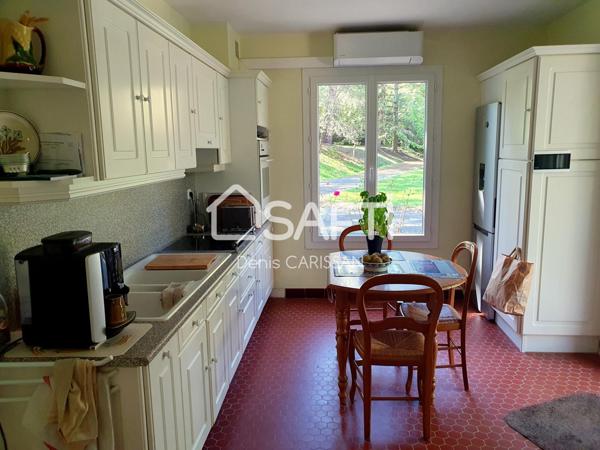 Maison en pierre, 8 pièces sur grand terrain arboré