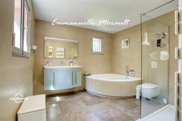 Villa à vendre 7 pièces avec piscine à BAGNOLS EN FORET (83)