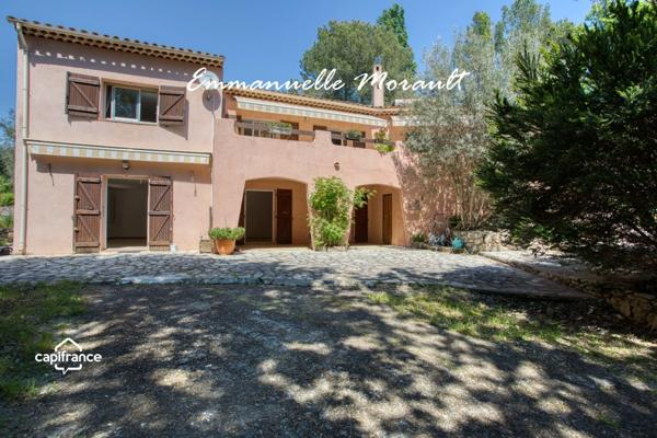 Villa à vendre 7 pièces avec piscine à BAGNOLS EN FORET (83)