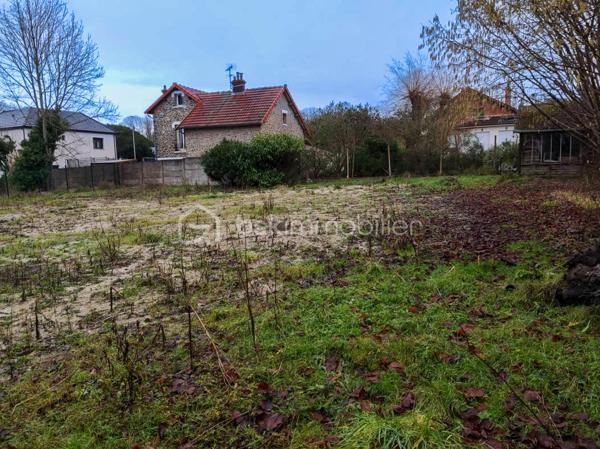 Situé dans un quartier résidentiel calme et recherché de Brétigny-sur-Orge, ce terrain plat d’environ 475m²environ avec une façade 25 m sur 18,5 m de profondeur) offre un cadre idéal pour votre projet de construction.

📌 Les atouts :
	•	Terrain entièrement plat, facile à aménager
	•	Situé en zone Ur 4 du Plan Local d’Urbanisme
	•	Certificat d’urbanisme opérationnel obtenu, validant la faisabilité d’une maison individuelle avec sous-sol et étage (R+1)
	•	Environnement pavillonnaire agréable, proche des commodités, des écoles et des transports

🔑 Que vous soyez un particulier souhaitant bâtir votre résidence principale ou un professionnel en recherche d’un projet maîtrisé, ce terrain répondra à vos attentes.