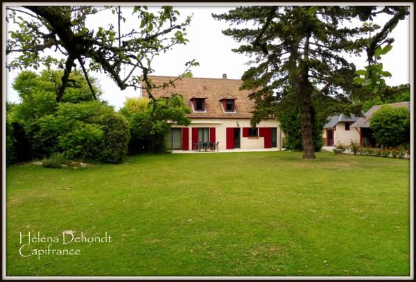 En vente cette belle propriété composée d'une grande maison principale et d'une maison de vacances.