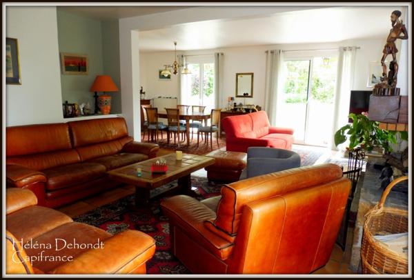 En vente cette belle propriété composée d'une grande maison principale et d'une maison de vacances.