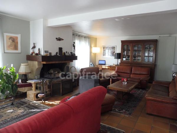 En vente cette belle propriété composée d'une grande maison principale et d'une maison de vacances.