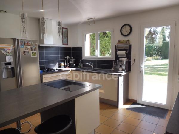 En vente cette belle propriété composée d'une grande maison principale et d'une maison de vacances.