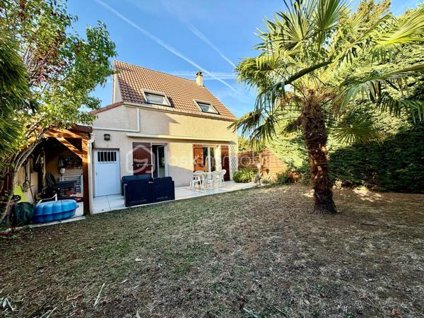 ****Nouveauté******
Au sein du secteur recherché du bourg, limitrophe Cesson et proche de toutes les commodités, je vous invite à découvrir cette maison individuelle de 90 m² environ.
Son emplacement est idéal, à 12 minutes à pied de la gare de Cesson et à proximité des commerces et des écoles.

Elle se compose, au rez-de-chaussée, d'une entrée avec placard, d'un WC, d'une belle pièce de vie et sa cuisine ouverte de 40 m².
L'étage dispose de 3 chambres, dont 2 avec placards, et d'une salle d'eau avec WC.

La maison possède également un garage et un cellier/ buanderie .
Enfin, le jardin sans vis à vis vous permettra de profiter pleinement des beaux jours . 

Pour votre confort, la maison dispose de double vitrage PVC , d'une pompe à chaleur air/air réversible avec climatisation, d'un ballon thermodynamique, d'une cheminée. Le tout faisant une maison basse consommation ;

Une visite s'impose !!!