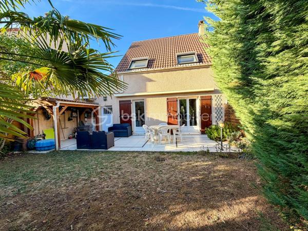 ****Nouveauté******
Au sein du secteur recherché du bourg, limitrophe Cesson et proche de toutes les commodités, je vous invite à découvrir cette maison individuelle de 90 m² environ.
Son emplacement est idéal, à 12 minutes à pied de la gare de Cesson et à proximité des commerces et des écoles.

Elle se compose, au rez-de-chaussée, d'une entrée avec placard, d'un WC, d'une belle pièce de vie et sa cuisine ouverte de 40 m².
L'étage dispose de 3 chambres, dont 2 avec placards, et d'une salle d'eau avec WC.

La maison possède également un garage et un cellier/ buanderie .
Enfin, le jardin sans vis à vis vous permettra de profiter pleinement des beaux jours . 

Pour votre confort, la maison dispose de double vitrage PVC , d'une pompe à chaleur air/air réversible avec climatisation, d'un ballon thermodynamique, d'une cheminée. Le tout faisant une maison basse consommation ;

Une visite s'impose !!!