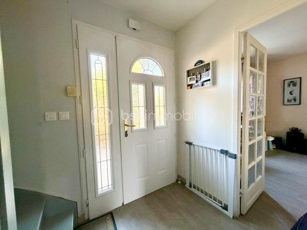 ****Nouveauté******
Au sein du secteur recherché du bourg, limitrophe Cesson et proche de toutes les commodités, je vous invite à découvrir cette maison individuelle de 90 m² environ.
Son emplacement est idéal, à 12 minutes à pied de la gare de Cesson et à proximité des commerces et des écoles.

Elle se compose, au rez-de-chaussée, d'une entrée avec placard, d'un WC, d'une belle pièce de vie et sa cuisine ouverte de 40 m².
L'étage dispose de 3 chambres, dont 2 avec placards, et d'une salle d'eau avec WC.

La maison possède également un garage et un cellier/ buanderie .
Enfin, le jardin sans vis à vis vous permettra de profiter pleinement des beaux jours . 

Pour votre confort, la maison dispose de double vitrage PVC , d'une pompe à chaleur air/air réversible avec climatisation, d'un ballon thermodynamique, d'une cheminée. Le tout faisant une maison basse consommation ;

Une visite s'impose !!!