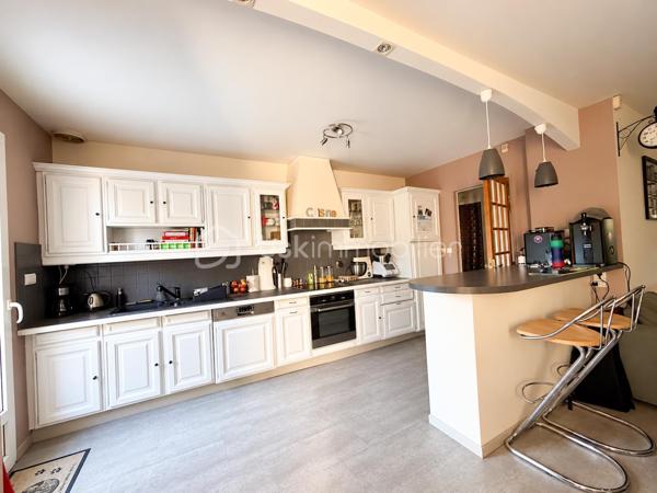 ****Nouveauté******
Au sein du secteur recherché du bourg, limitrophe Cesson et proche de toutes les commodités, je vous invite à découvrir cette maison individuelle de 90 m² environ.
Son emplacement est idéal, à 12 minutes à pied de la gare de Cesson et à proximité des commerces et des écoles.

Elle se compose, au rez-de-chaussée, d'une entrée avec placard, d'un WC, d'une belle pièce de vie et sa cuisine ouverte de 40 m².
L'étage dispose de 3 chambres, dont 2 avec placards, et d'une salle d'eau avec WC.

La maison possède également un garage et un cellier/ buanderie .
Enfin, le jardin sans vis à vis vous permettra de profiter pleinement des beaux jours . 

Pour votre confort, la maison dispose de double vitrage PVC , d'une pompe à chaleur air/air réversible avec climatisation, d'un ballon thermodynamique, d'une cheminée. Le tout faisant une maison basse consommation ;

Une visite s'impose !!!