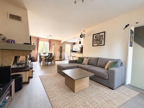 ****Nouveauté******
Au sein du secteur recherché du bourg, limitrophe Cesson et proche de toutes les commodités, je vous invite à découvrir cette maison individuelle de 90 m² environ.
Son emplacement est idéal, à 12 minutes à pied de la gare de Cesson et à proximité des commerces et des écoles.

Elle se compose, au rez-de-chaussée, d'une entrée avec placard, d'un WC, d'une belle pièce de vie et sa cuisine ouverte de 40 m².
L'étage dispose de 3 chambres, dont 2 avec placards, et d'une salle d'eau avec WC.

La maison possède également un garage et un cellier/ buanderie .
Enfin, le jardin sans vis à vis vous permettra de profiter pleinement des beaux jours . 

Pour votre confort, la maison dispose de double vitrage PVC , d'une pompe à chaleur air/air réversible avec climatisation, d'un ballon thermodynamique, d'une cheminée. Le tout faisant une maison basse consommation ;

Une visite s'impose !!!