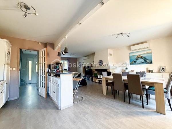 ****Nouveauté******
Au sein du secteur recherché du bourg, limitrophe Cesson et proche de toutes les commodités, je vous invite à découvrir cette maison individuelle de 90 m² environ.
Son emplacement est idéal, à 12 minutes à pied de la gare de Cesson et à proximité des commerces et des écoles.

Elle se compose, au rez-de-chaussée, d'une entrée avec placard, d'un WC, d'une belle pièce de vie et sa cuisine ouverte de 40 m².
L'étage dispose de 3 chambres, dont 2 avec placards, et d'une salle d'eau avec WC.

La maison possède également un garage et un cellier/ buanderie .
Enfin, le jardin sans vis à vis vous permettra de profiter pleinement des beaux jours . 

Pour votre confort, la maison dispose de double vitrage PVC , d'une pompe à chaleur air/air réversible avec climatisation, d'un ballon thermodynamique, d'une cheminée. Le tout faisant une maison basse consommation ;

Une visite s'impose !!!