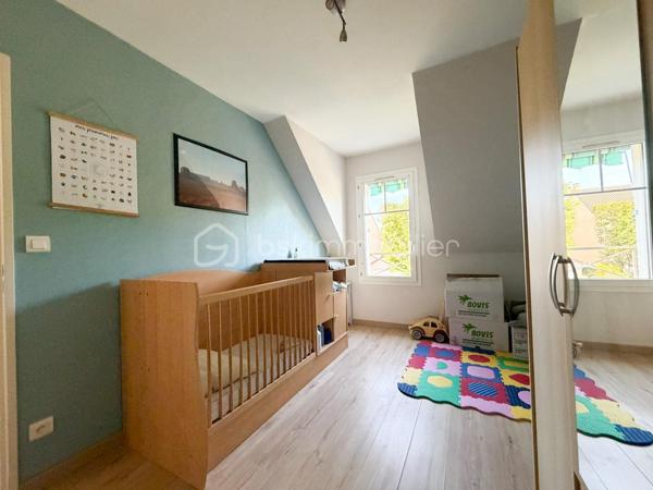 ****Nouveauté******
Au sein du secteur recherché du bourg, limitrophe Cesson et proche de toutes les commodités, je vous invite à découvrir cette maison individuelle de 90 m² environ.
Son emplacement est idéal, à 12 minutes à pied de la gare de Cesson et à proximité des commerces et des écoles.

Elle se compose, au rez-de-chaussée, d'une entrée avec placard, d'un WC, d'une belle pièce de vie et sa cuisine ouverte de 40 m².
L'étage dispose de 3 chambres, dont 2 avec placards, et d'une salle d'eau avec WC.

La maison possède également un garage et un cellier/ buanderie .
Enfin, le jardin sans vis à vis vous permettra de profiter pleinement des beaux jours . 

Pour votre confort, la maison dispose de double vitrage PVC , d'une pompe à chaleur air/air réversible avec climatisation, d'un ballon thermodynamique, d'une cheminée. Le tout faisant une maison basse consommation ;

Une visite s'impose !!!