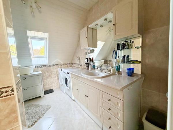 ****Nouveauté******
Au sein du secteur recherché du bourg, limitrophe Cesson et proche de toutes les commodités, je vous invite à découvrir cette maison individuelle de 90 m² environ.
Son emplacement est idéal, à 12 minutes à pied de la gare de Cesson et à proximité des commerces et des écoles.

Elle se compose, au rez-de-chaussée, d'une entrée avec placard, d'un WC, d'une belle pièce de vie et sa cuisine ouverte de 40 m².
L'étage dispose de 3 chambres, dont 2 avec placards, et d'une salle d'eau avec WC.

La maison possède également un garage et un cellier/ buanderie .
Enfin, le jardin sans vis à vis vous permettra de profiter pleinement des beaux jours . 

Pour votre confort, la maison dispose de double vitrage PVC , d'une pompe à chaleur air/air réversible avec climatisation, d'un ballon thermodynamique, d'une cheminée. Le tout faisant une maison basse consommation ;

Une visite s'impose !!!
