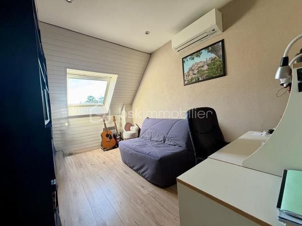 ****Nouveauté******
Au sein du secteur recherché du bourg, limitrophe Cesson et proche de toutes les commodités, je vous invite à découvrir cette maison individuelle de 90 m² environ.
Son emplacement est idéal, à 12 minutes à pied de la gare de Cesson et à proximité des commerces et des écoles.

Elle se compose, au rez-de-chaussée, d'une entrée avec placard, d'un WC, d'une belle pièce de vie et sa cuisine ouverte de 40 m².
L'étage dispose de 3 chambres, dont 2 avec placards, et d'une salle d'eau avec WC.

La maison possède également un garage et un cellier/ buanderie .
Enfin, le jardin sans vis à vis vous permettra de profiter pleinement des beaux jours . 

Pour votre confort, la maison dispose de double vitrage PVC , d'une pompe à chaleur air/air réversible avec climatisation, d'un ballon thermodynamique, d'une cheminée. Le tout faisant une maison basse consommation ;

Une visite s'impose !!!