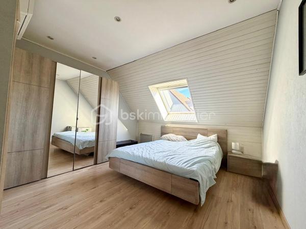 ****Nouveauté******
Au sein du secteur recherché du bourg, limitrophe Cesson et proche de toutes les commodités, je vous invite à découvrir cette maison individuelle de 90 m² environ.
Son emplacement est idéal, à 12 minutes à pied de la gare de Cesson et à proximité des commerces et des écoles.

Elle se compose, au rez-de-chaussée, d'une entrée avec placard, d'un WC, d'une belle pièce de vie et sa cuisine ouverte de 40 m².
L'étage dispose de 3 chambres, dont 2 avec placards, et d'une salle d'eau avec WC.

La maison possède également un garage et un cellier/ buanderie .
Enfin, le jardin sans vis à vis vous permettra de profiter pleinement des beaux jours . 

Pour votre confort, la maison dispose de double vitrage PVC , d'une pompe à chaleur air/air réversible avec climatisation, d'un ballon thermodynamique, d'une cheminée. Le tout faisant une maison basse consommation ;

Une visite s'impose !!!