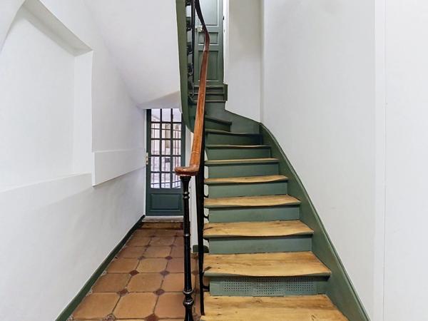 Métro ECOLE MILITAIRE - Avenue MOTTE-PIQUET - STUDIO de 14,80 m² LC - 2ème étage sans ascenseur
