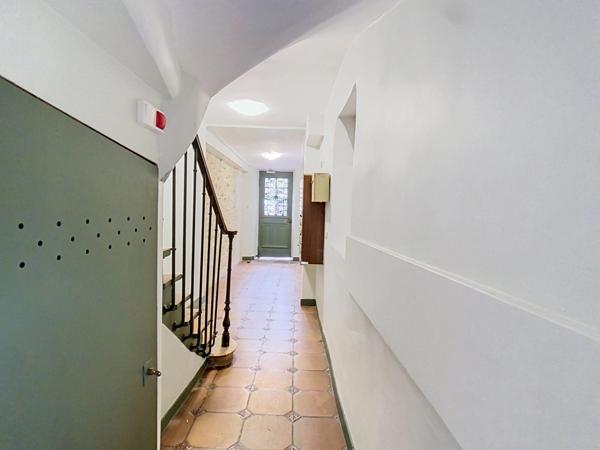 Métro ECOLE MILITAIRE - Avenue MOTTE-PIQUET - STUDIO de 14,80 m² LC - 2ème étage sans ascenseur