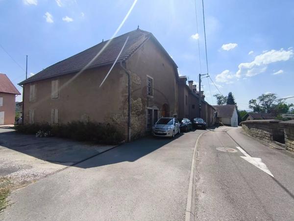 Vente                                                      Immeuble
                        
                     8 pièces                      384 m2                     à Saint-Hilaire