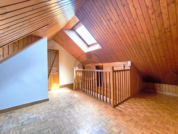 Vente                                                      Immeuble
                        
                     8 pièces                      384 m2                     à Saint-Hilaire