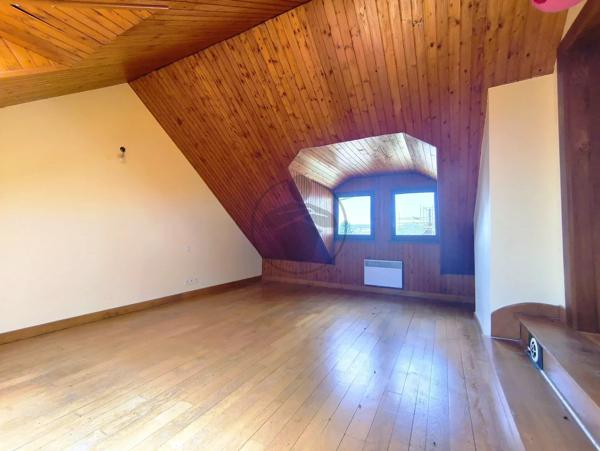 Vente                                                      Immeuble
                        
                     8 pièces                      384 m2                     à Saint-Hilaire