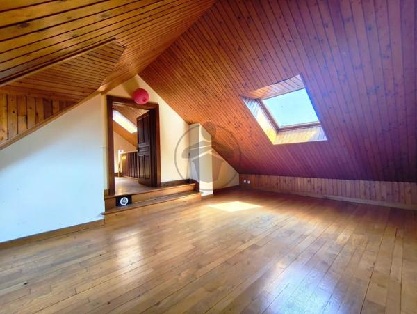 Vente                                                      Immeuble
                        
                     8 pièces                      384 m2                     à Saint-Hilaire