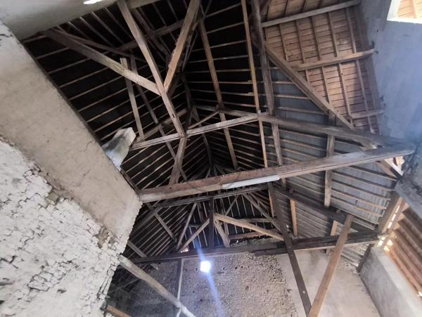 Vente                                                      Immeuble
                        
                     8 pièces                      384 m2                     à Saint-Hilaire