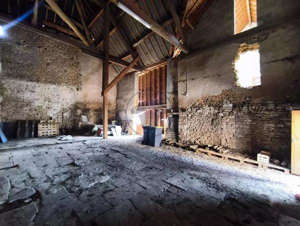 Vente                                                      Immeuble
                        
                     8 pièces                      384 m2                     à Saint-Hilaire