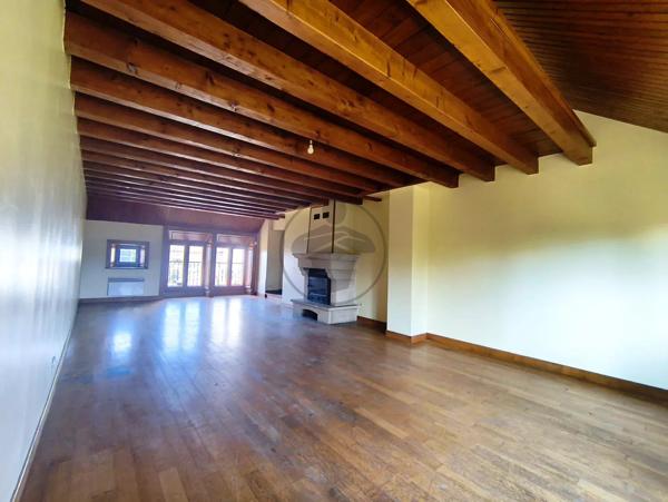 Vente                                                      Immeuble
                        
                     8 pièces                      384 m2                     à Saint-Hilaire