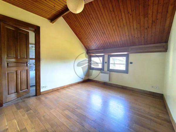 Vente                                                      Immeuble
                        
                     8 pièces                      384 m2                     à Saint-Hilaire