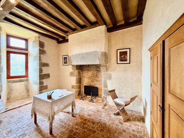 Manoir restauré du XVIe IMH 12ha rivière, bois et dépendances au calme