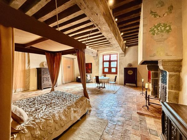 Manoir restauré du XVIe IMH 12ha rivière, bois et dépendances au calme