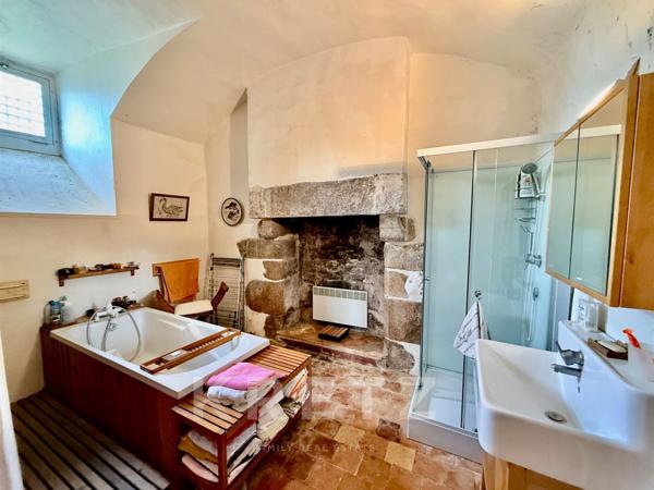 Manoir restauré du XVIe IMH 12ha rivière, bois et dépendances au calme