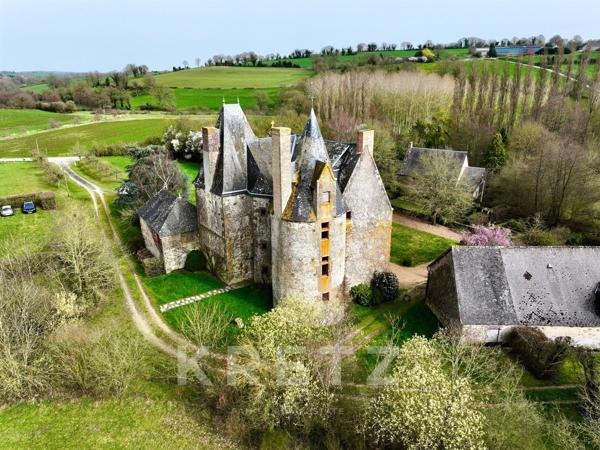 Manoir restauré du XVIe IMH 12ha rivière, bois et dépendances au calme
