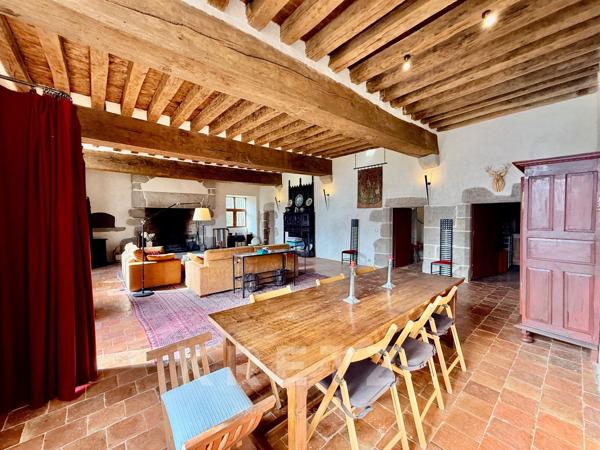 Manoir restauré du XVIe IMH 12ha rivière, bois et dépendances au calme