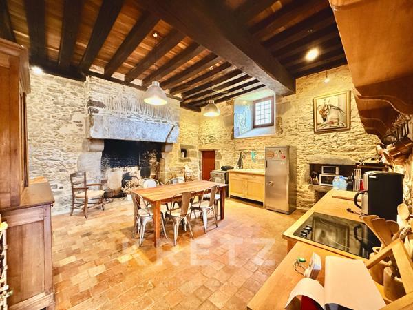 Manoir restauré du XVIe IMH 12ha rivière, bois et dépendances au calme