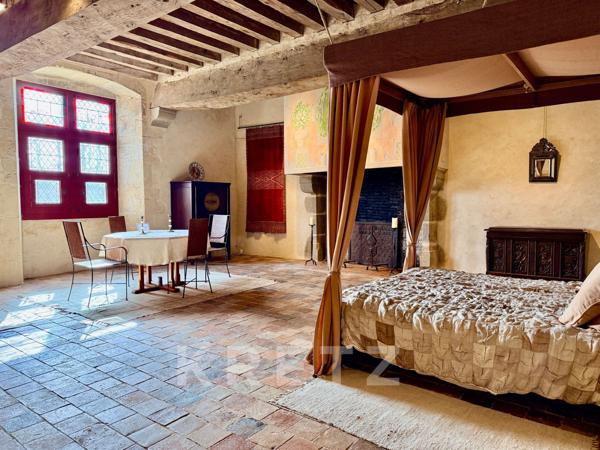 Manoir restauré du XVIe IMH 12ha rivière, bois et dépendances au calme