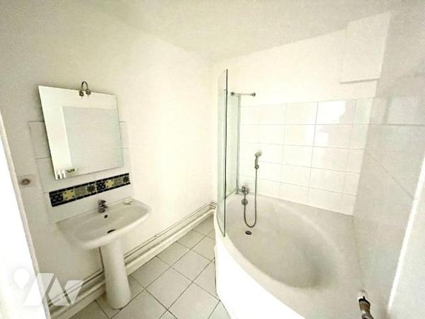 4 APPARTEMENTS RENOVES IDEAL INVESTISSEUR

A vendre à RETHEL (08300), en plein Centre-Ville, ...