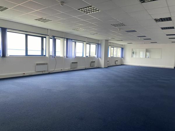 Zone industrielle - A Louer Bureaux d'une surface d'environ 200 m2 comprenant un open space et des bureaux cloisonnés Parking inclus