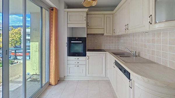 T3 de 70 m2 - 2 Terrasses - Parking en sous-sol