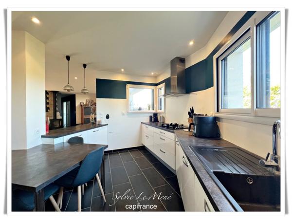 À vendre au Sourn, à proximité immédiate de Pontivy : découvrez cette spacieuse maison familiale de plus de 200 m² habitables