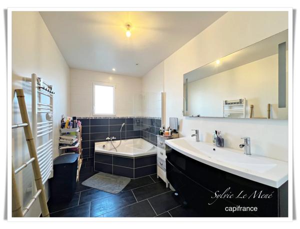 À vendre au Sourn, à proximité immédiate de Pontivy : découvrez cette spacieuse maison familiale de plus de 200 m² habitables