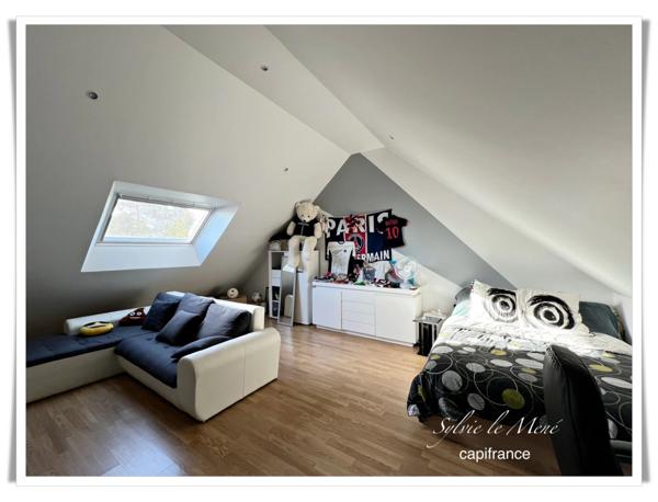 À vendre au Sourn, à proximité immédiate de Pontivy : découvrez cette spacieuse maison familiale de plus de 200 m² habitables