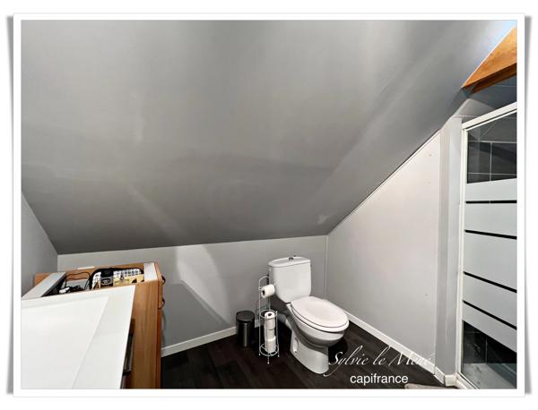 À vendre au Sourn, à proximité immédiate de Pontivy : découvrez cette spacieuse maison familiale de plus de 200 m² habitables