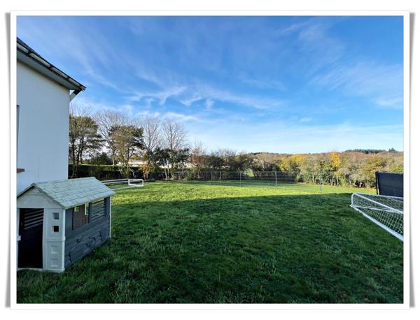 À vendre au Sourn, à proximité immédiate de Pontivy : découvrez cette spacieuse maison familiale de plus de 200 m² habitables
